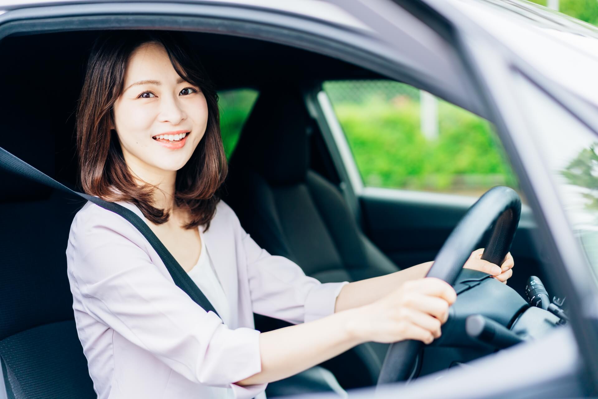 女性が車を運転している様子